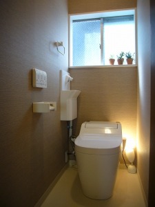 手洗い付きのタンクレストイレ