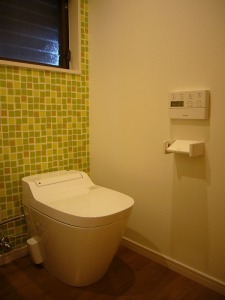 便器は床排水配管可変タイプで小工事