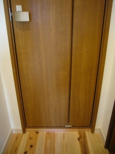 折れ戸タイプの扉