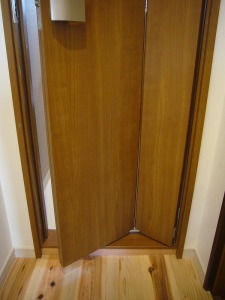 折れ戸タイプの扉