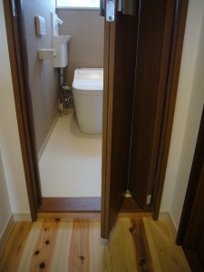 折れ戸タイプの扉