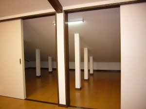 天井の低い部分は建具をつけて収納に