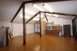 勾配天井の梁材や柱は古色塗装