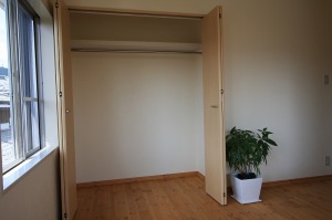 クローゼット内部はパイプを設置しそのまま洋服を収納