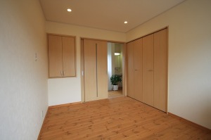 洋室の入り口建具は引き戸に