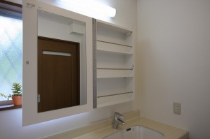 ミラー収納ユニットも造作