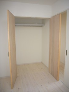 収納内部はパイプハンガー仕様