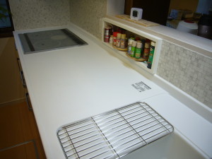 壁面埋めこみの調味料収納