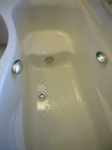 浴槽内のハンドグリップと滑り止めエンボス加工