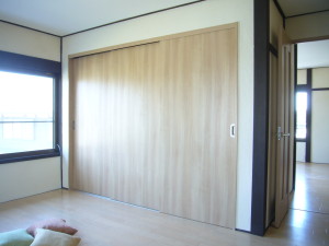 押入れ部分は3枚引きとのクローゼットに