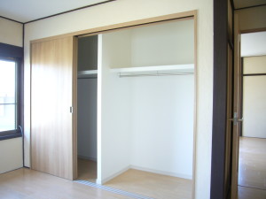 クローゼット内部は洋服用のハンガーパイプでそのまま使えます