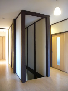 階段部分　壁はけいそう土、柱は古色塗装