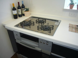 掃除の楽なガラストップタイプのコンロ