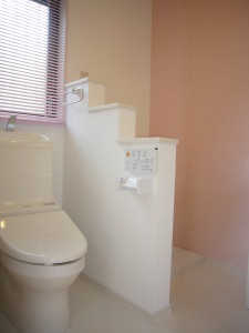 トイレの横に洗濯機スペースを腰壁くらいで圧迫感を減らす