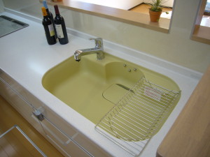 人造大理石タイプのカウンターとシンク