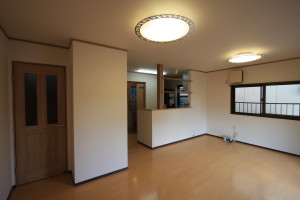 ダイニング側から見たキッチン