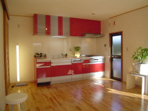 赤が印象的なキッチン