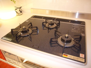 ガラストップタイプの３口ガスコンロ