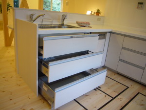 どこに入れたかすぐにわかる引出式収納