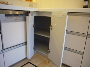 詰め込み収納ができるコーナー収納部分