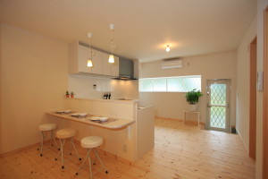 ダイニング側から見たキッチン