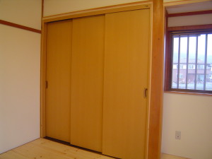 押入れは使い勝手を考えて3枚引き戸