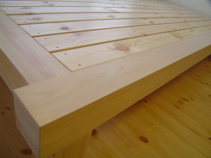 造り付けベッドの床は通風を配慮してスノコ仕上