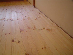床は無垢パイン材のフローリング