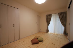 床は温かみのあるパインフローリング