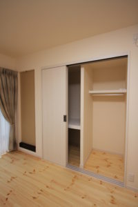 左端には壁厚を利用したディスプレー