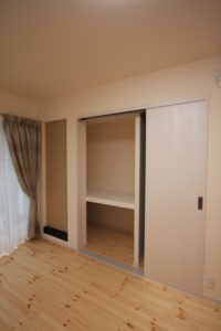 ３枚引き戸のクローゼット内部