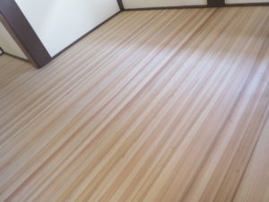 杉の集成材のフロア材も調湿効果が高い床材です