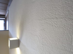 コテのムラが特徴的な仕上がり