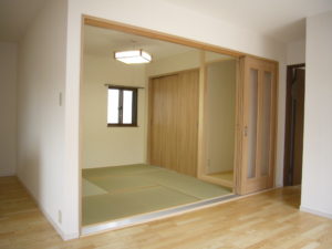 引き戸で2つの空間に分けるリフォーム　一部屋は畳の仕様にした